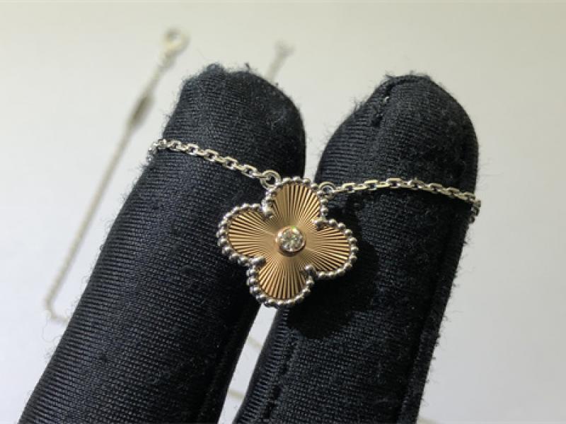 Engraved 18K white gold 18K rose gold Pendants and necklaces are non removable