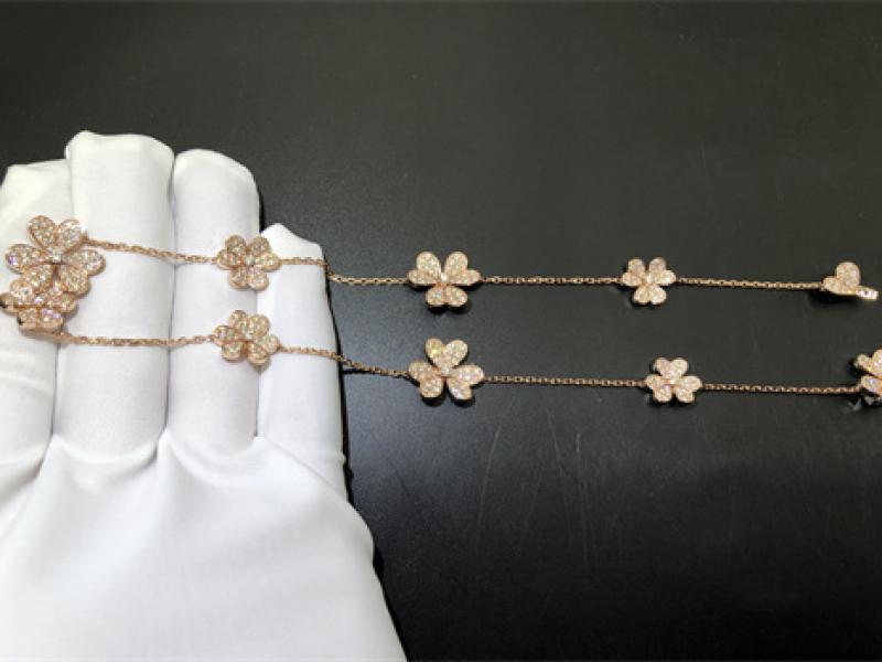Frivole necklace, 9 flowers
