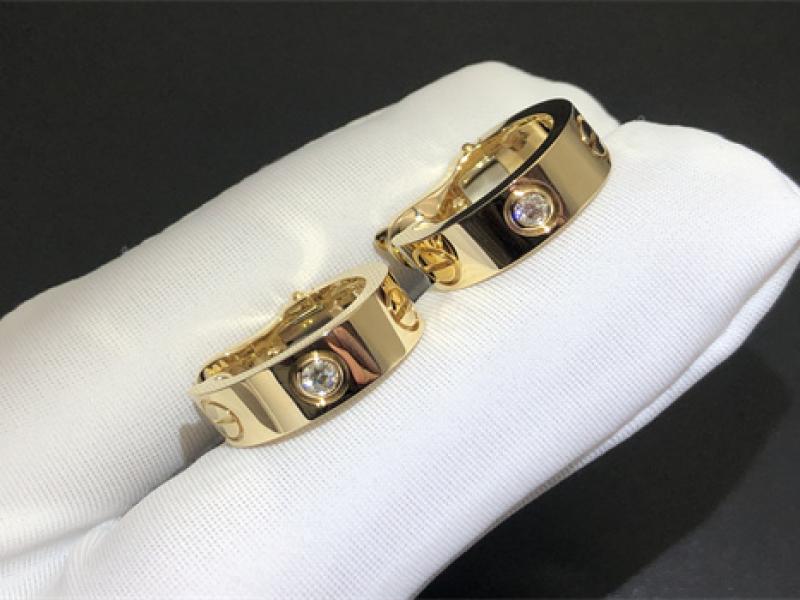 LOVE Circular Earrings, Classic Style, Set with 2 Diamonds in 18K Gold