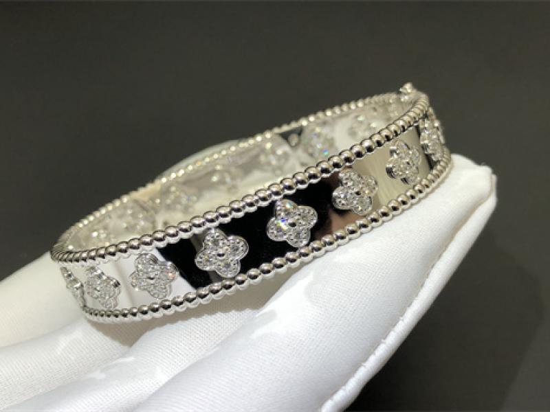 Perl é e Clovers Bracelet, Medium Style