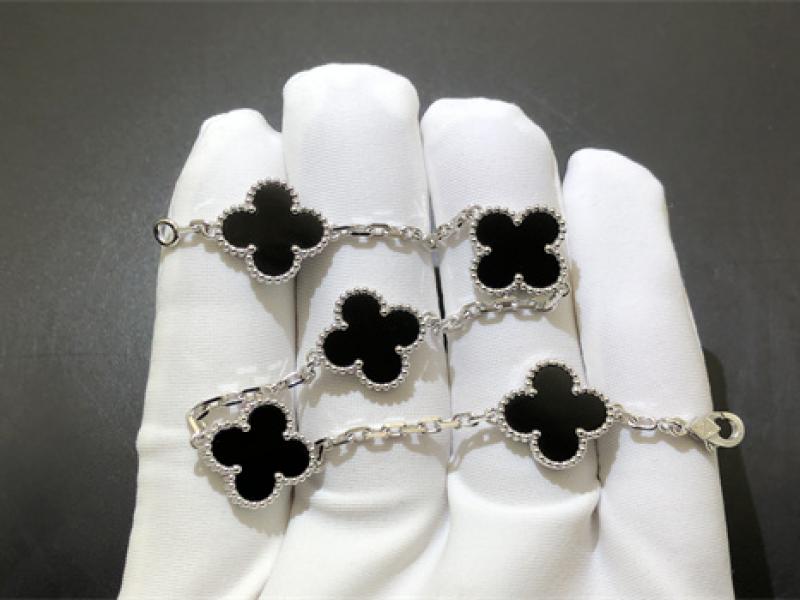 Vintage Alhambra bracelet with 5 lucky four leaf patterns