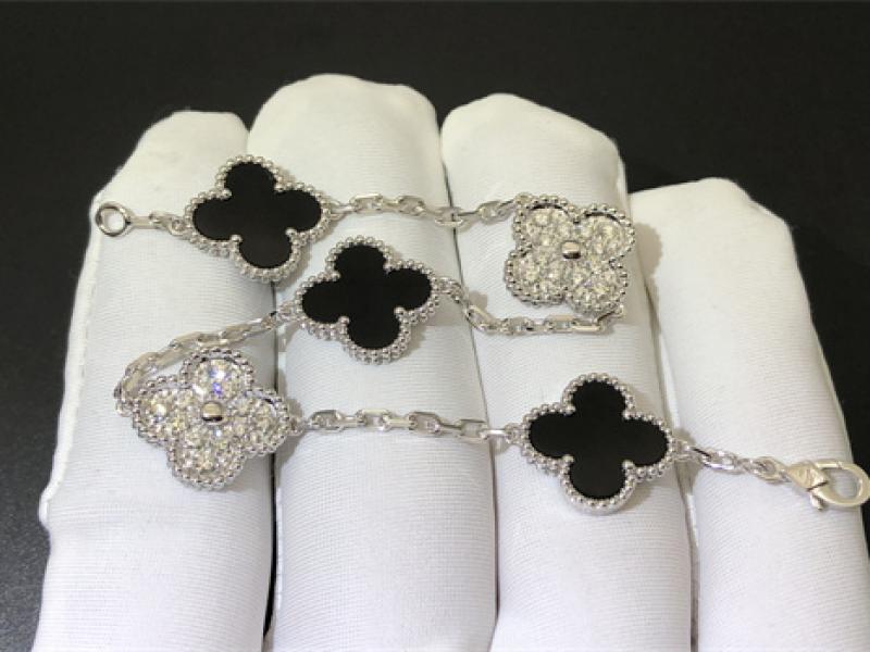 Vintage Alhambra bracelet with 5 lucky four leaf patterns