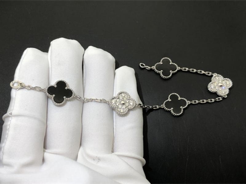 Vintage Alhambra bracelet with 5 lucky four leaf patterns