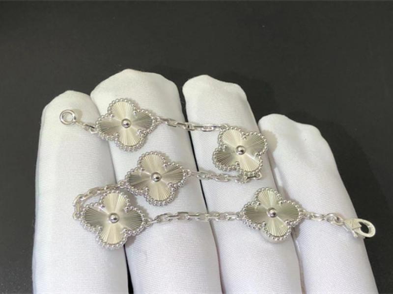 Vintage Alhambra bracelet with 5 lucky four leaf patterns